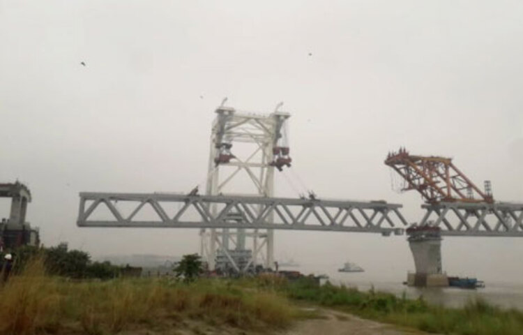 মুন্সীগঞ্জের মাওয়া প্রান্তের ১ ও ২ নম্বর পিলারের ওপর পদ্মা সেতুর ৩৮তম স্প্যান বসানো হয়েছে। শনিবার (২১ নভেম্বর) দুপুর ২টা ৩৫ মিনিটে ‘ওয়ান-এ’ স্প্যানটি বসানো হয়। এর মধ্য দিয়ে পদ্মা সেতুর ৫ হাজার ৭০০ মিটার (প্রায় পৌনে ৬ কিলোমিটার) দৃশ্যমান হলো।