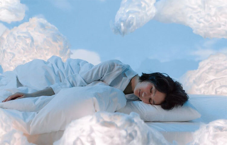 শিশুর চ্যাপ্টা মাথা, বালিশে নির্দিষ্ট একটি দিকে শুয়ে ঘুমোতে অভ্যস্ত হয়ে পড়ে শিশুরা। তাই এক দিকে শোয়ার ফলে নরম মাথাটি সে দিকটাতেই চ্যাপ্টা আকার ধারণ করে। ছবি: সংগৃহীত