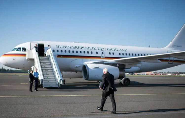 এয়ারবাস এ৩৪০-৩১৩এক্স ভিআইপি: মার্কিন প্রেসিডেন্টের এয়ারফোর্স ওয়ানের মতো জার্মানির এই বিমানেরও আলাদা নাম আছে। কনরাড অ্যাডেনর। এই বিমান বানাতে খরচ হয়েছে আনুমানিক ৩০ কোটি ডলার। সর্বোচ্চ গতিবেগ ঘণ্টায় ৯১২ কিলোমিটার।