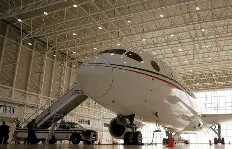 বোয়িং ৭৮৭-৮ ড্রিমলাইনার: মেক্সিকোর প্রেসিডেন্টের জন্য বিশেষ বিমান। যা নির্দ্বিধায় ক্রমাগত ১৬ হাজার কিলোমিটার উড়তে পারে। সর্বোচ্চ গতিবেগ ঘণ্টায় ৯৫৪ কিলোমিটার এবং বানাতে খরচ হয়েছে আনুমানিক ৬০ কোটি ডলার।