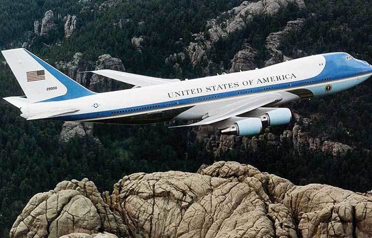 এয়ারফোর্স ওয়ান: বিশ্বের সবচেয়ে দামি এবং সুরক্ষিত মার্কিন প্রেসিডেন্টের বিমান। এই বিমানেই ভারতে উড়ে এসেছেন ডোনাল্ড ট্রাম্প। মাঝ আকাশেই জ্বালানি ভরার ব্যবস্থা আছে বিমানে। সর্বোচ্চ গতিবেগ এক হাজার কিলোমিটার এবং বানাতে খরচ হয়েছে আনুমানিক ৩৯০ কোটি ডলার।