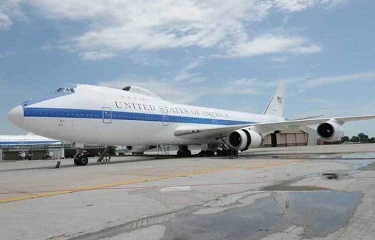 ডুমসডে প্লেন: এয়ারফোর্স ওয়ানের কথা অনেকেই শুনেছেন। মার্কিন প্রেসিডেন্টের জন্য বিশেষভাবে নির্মিত বিমান। কিন্তু মার্কিন প্রেসিডেন্ট বিশ্বের যে কোনো জায়গায় যাওয়ার জন্য আরও একটি বিমান ব্যবহার করেন, তা অনেকেই জানেন না।