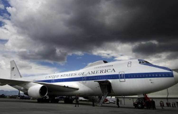 ডুমসডে প্লেন। পরিবর্তিত বোয়িং ৭৪৭ বিমান। সংকটকালীন পরিস্থিতিতে প্রেসিডেন্টকে সম্পূর্ণ সুরক্ষা দেয়ার জন্য প্রস্তুত এই বিমান। এর সর্বোচ্চ গতিবেগ ঘণ্টায় ৯৯৭ কিমি। বানাতে খরচ হয়েছে ২২ কোটি ডলার।