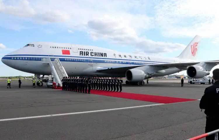 বোয়িং ৭৬৭-২০০ইআর: সব মিলিয়ে মোট ৪০ জনের বসার ব্যবস্থা রয়েছে এই বিমানে। জিম্বাবুয়ের প্রেসিডেন্টের জন্য নির্মিত এই বিমান বানাতে খরচ হয়েছে আনুমানিক ২৫ কোটি ডলার। জিম্বাবুয়ে আফ্রিকার প্রথম ১০ ধনী দেশের তালিকাতেও নেই। অথচ সেই দেশের প্রেসিডেন্টের ব্যক্তিগত বিমানের জন্য এই বিশাল অঙ্কের টাকা খরচ করায় বিতর্কও হয়েছিল।