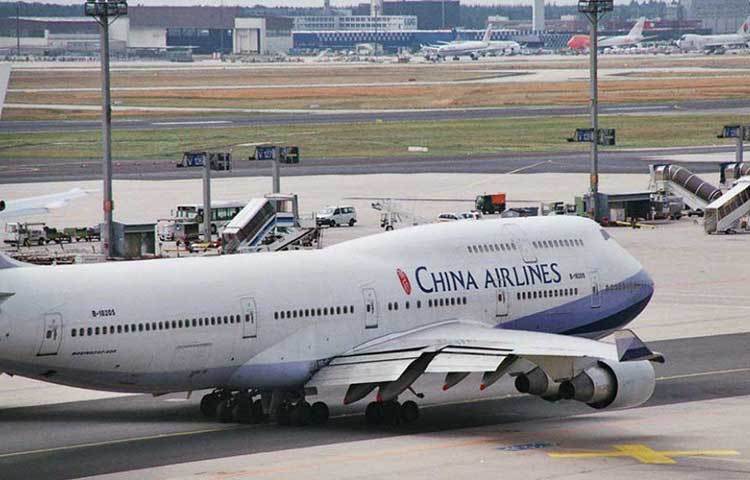 বোয়িং ৭৪৭-৪০০: চীনের প্রেসিডেন্ট এই বিমানই ব্যবহার করে থাকেন। তবে এখানে একটা টুইস্ট আছে। দেশের অর্থনীতির উন্নতির জন্য, প্রেসিডেন্টের সুরক্ষার জন্য ব্যবহৃত বিমানেই চলাফেরা করতে পারেন সাধারণ মানুষও। কারণ প্রতিবার প্রেসিডেন্টের যাত্রা শেষ হলেই বিমানটা পুনরায় চলে যায় চীনের রেগুলার এয়ারলাইনের জিম্মায়।