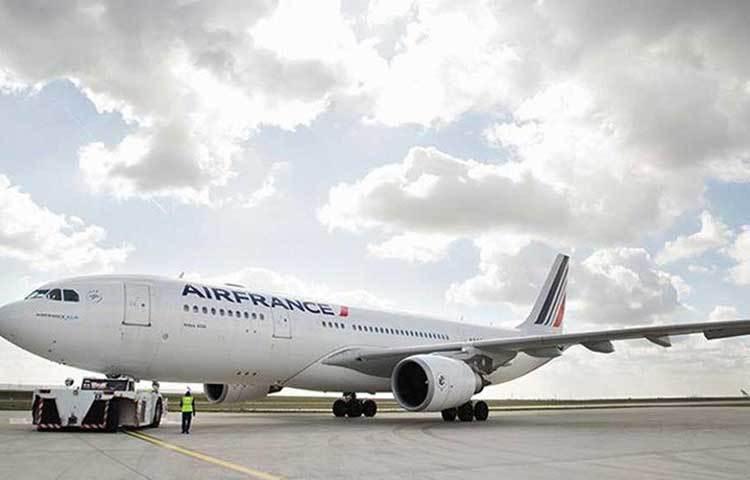 এয়ারবাস এ৩৩০-২০০: ফ্রান্সের প্রেসিডেন্টের বিমান। বানাতে খরচ হয়েছে আনুমানিক ২৭ কোটি ডলার। সর্বোচ্চ গতিবেগ ঘণ্টায় ৯১৩ কিলোমিটার এবং যাত্রী নেওয়ার ক্ষমতা ২৫৩ জন। বিমানেই প্রেসিডেন্টের ব্যক্তিগত রান্নাঘর, বেডরুম আছে।