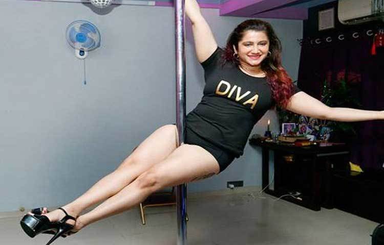 ১৯৮৩ সালের ৩০ এপ্রিল স্মাইলির জন্ম মুম্বাইয়ে। তার দাদা মোহিত সুরী বলিউডের পরিচালক। এ ছাড়াও আরও অনেক বলিউডি তারকা স্মাইলির আত্মীয়।