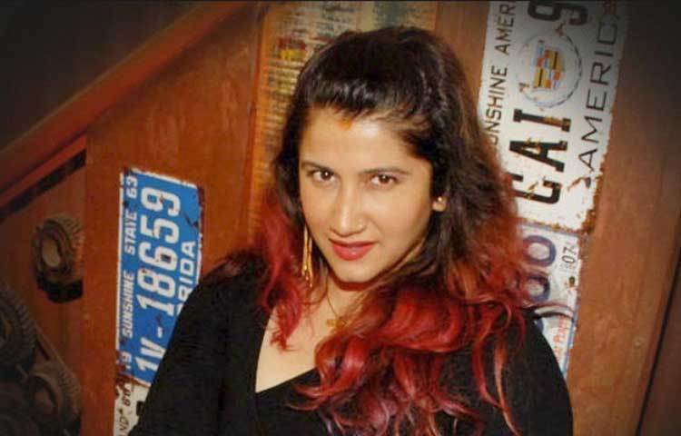 ছোট থেকেই নাচ ভালবাসতনে স্মাইলি। টানা পাঁচ বছর ধরে তিনি প্রশিক্ষণ নিয়েছেন বলিউডের কোরিয়োগ্রাফারদের কাছে। পাশাপাশি শিখেছেন কত্থক-ও।