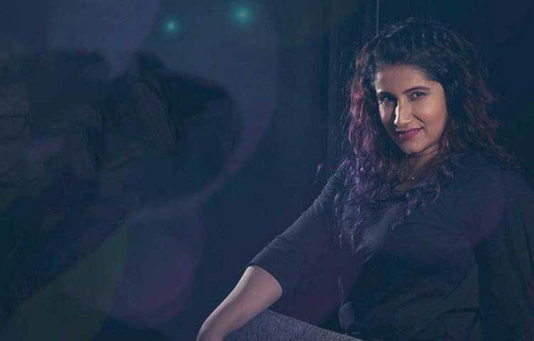 ২০০৫ সালে তার আত্মপ্রকাশ হিন্দি ছবিতে। দাদা মোহিত সুরীর পরিচালনায় ‘কলিযুগ’ ছবিতে প্রথম অভিনয় করেন স্মাইলি। তার বিপরীতে নায়ক ছিলেন কুণাল খেমু। বক্স অফিসে চূড়ান্ত সফল হয় ছবিটি।