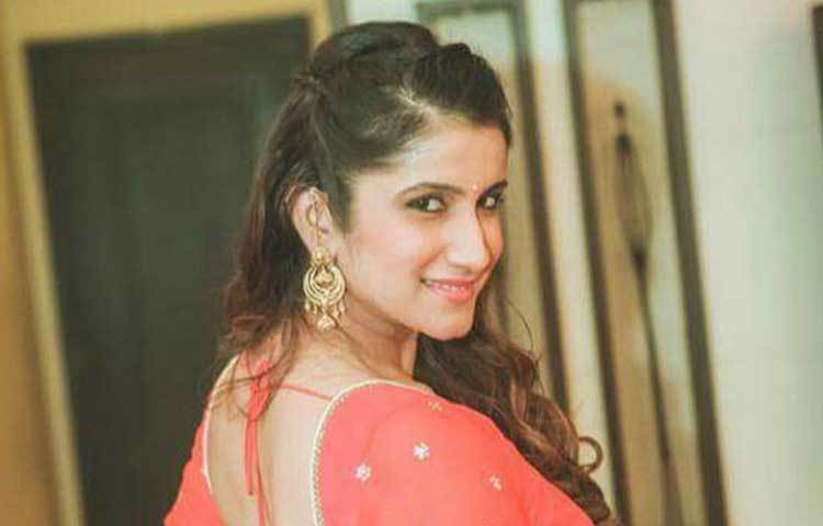 এরপর আরও বেশ কিছু ছবিতে অভিনয় করেন স্মাইলি। ‘ইয়ে মেরা ইন্ডিয়া’, ‘তিসরি আঁখ’, ‘ক্রুক’, ‘ক্র্যাকার্স’-এর মতো ছবি তার ফিল্মোগ্রাফিতে উল্লেখযোগ্য। তবে কোনো ছবিতেই তিনি প্রথম ছবির সাফল্যের ধারে কাছে পৌঁছতে পারেননি।