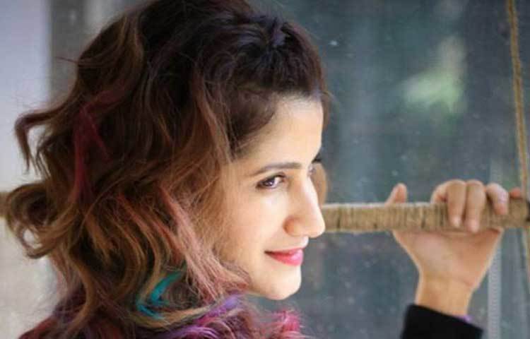 স্টারডম ফিকে হতে শুরু করায় অবসাদগ্রস্ত হয়ে পড়েন স্মাইলি। গত বছর ফের খবরে ফিরে আসেন তিনি। তখন অবশ্য তাকে চেনাই দুষ্কর! অবসাদ এবং থাইরয়েডে আক্রান্ত স্মাইলির ওজন তখন আগের থেকে অনেকটাই বেড়ে গিয়েছে।