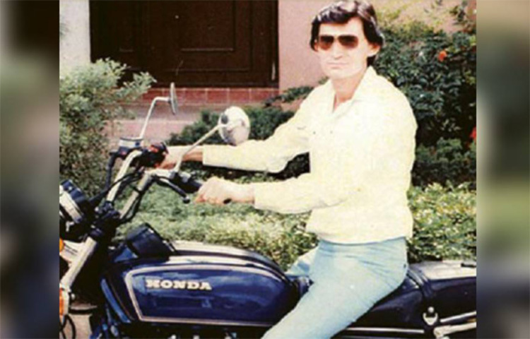 ১৯৭৮ সালে পুলিশের গুলিতে পেরেজের মৃত্যু হলে তার মাদক সাম্রাজ্যের মাথায় বসেন গালার্দো। তৈরি করেন মেক্সিকোর কুখ্যাত মাদক সাম্রাজ্য গুয়াডালাজারা কার্টেল। ‘গড ফাদার’ তকমাও পান। সেই শুরু। ১৯৮০ সালে, দুই বছরের মধ্যেই পেরেজের ব্যবসাকে কয়েক গুণ বাড়িয়ে তোলেন গালার্দো। তার ১৩৪৪ একর মারিজুয়ানো ফলানো জমিতে প্রতি বছর ৮০০ কোটি ডলারের উৎপাদন শুরু হয়। ছবি: সংগৃহীত