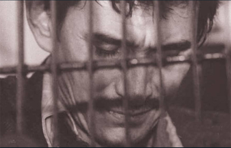 দেওয়াল ফুটো করার যন্ত্র বা ড্রিল মেশিন দিয়ে মাথায় ওই গর্ত করা হয়েছে বলে অনুমান করেছিলেন বিশেষজ্ঞরা। পুরোপুরি মেরে ফেলার আগে অমানুষিক অত্যাচার করা হয়েছিল কিকির উপর। এই খুনের দায় এসে পড়ে গালার্দোর উপর। ছবি: সংগৃহীত