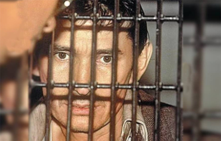 সেই বিপুল সম্পত্তির মালিক, ‘কোকেনের বিল গেটস’-এর ঠিকানা এখন একটি ছয় ফুট বাই আট ফুটের ঘুপচি ঘর। আমেরিকার কারাগারে ৩৭ বছর বন্দি থাকতে হবে তাকে। ছবি: সংগৃহীত