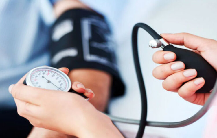 পালং শাকে রয়েছে প্রচুর পরিমাণে ম্যাগনেসিয়াম যা হাই ব্লাড প্রেশার কমায়।