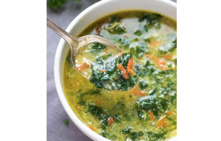 পালং শাকে রয়েছে ভিটামিন এ যা লিম্ফোসাইট বা রক্তের শ্বেত কণিকার মাত্রা ঠিক রাখে। ফলে, দেহের প্রতিরোধ ক্ষমতা বা ইমিউনিটি বৃদ্ধি পায়, শরীরকে বিভিন্ন সংক্রমণ ও রোগ থেকে বাঁচায়।