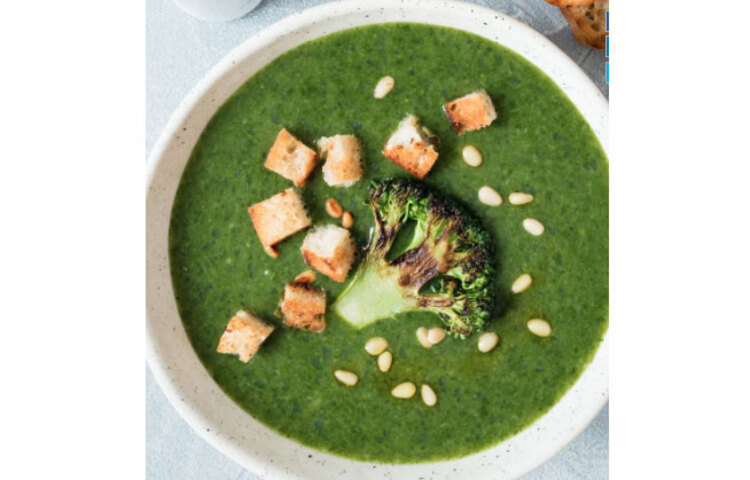 সবুজ শাক সবজিতে লুটেনসহ কিছু গুরুত্বপূর্ণ ফাইটোকেমিক্যাল থাকে যা দৃষ্টি শক্তি উন্নত করে। পালং শাকে রয়েছে উচ্চ মাত্রার বিটা ক্যারোটিন যা চোখে ছানি পড়ার ঝুঁকি কমায়।