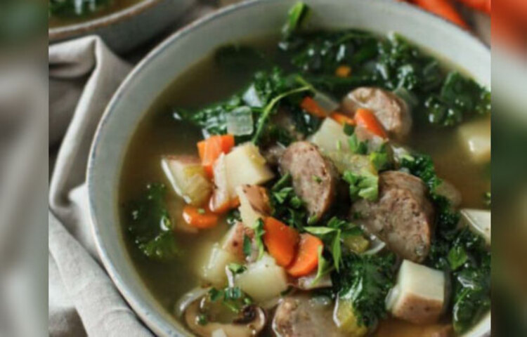 এই শাকে থাকা ভিটামিন-এ ত্বকের বাইরের স্তরের আর্দ্রতা বজায় রাখে, ব্রণ, বলিরেখা দূর করে, ত্বককে বুড়িয়ে যেতে দেয় না, নরম-মসৃণ রাখে।