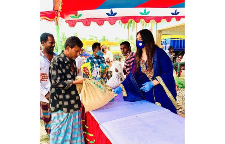অসহায় মানুষের পাশে থাকার মানসিকতা নিয়ে কাজটি করেছেন তিনি। যদিও একে ত্রাণ নয়, পপি বলছেন নববর্ষের উপহার।