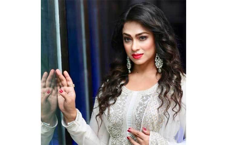 এছাড়া ফিল্ম ক্লাবের নির্বাচনে প্রথম প্রতিদ্বন্দ্বিতা করেই বিজয়ী হয়েছেন এই চিত্রনায়িকা।