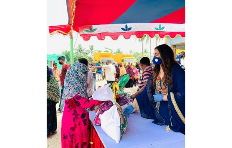 গত এক মাস ধরে খুলনায় আছেন পপি। বাবা-মা ও ভাইবোনদের নিয়ে বেড়াতে গিয়েছিলেন। এরই মধ্যে করোনাভাইরাসের প্রাদুর্ভাব বেড়ে যাওয়ায় বাইরের জেলা থেকে ঢাকায় প্রবেশ নিষিদ্ধ করা হয়। এই সময়ে তিনি অসহায় মানুষের মাঝে সাহায্য বিতরণ করেন।