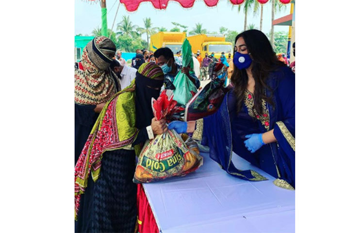 ত্রাণ বিতরণ করছেন পপি।