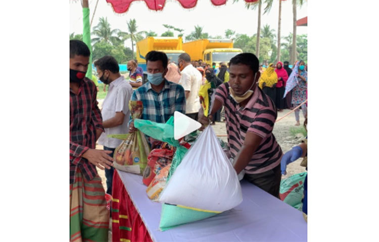 আশপাশের অসহায় মানুষের দুঃখ-কষ্ট আঁচ করতে পেরে নিজের সামর্থ্য মতো যতটা সম্ভব তাদের পাশে দাঁড়িয়েছেন পপি।