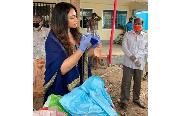 বাংলা নতুন বছরের প্রথম দিন সকালে খুলনার শিববাড়ি মোড় ইব্রাহিম মিয়া রোড, হাছানবাদ, খালিশপুর, বিএল কলেজ এলাকা, বৈকালীতে নিজে উপস্থিত থেকে সবার হাতে খাদ্যসামগ্রী তুলে দেন।