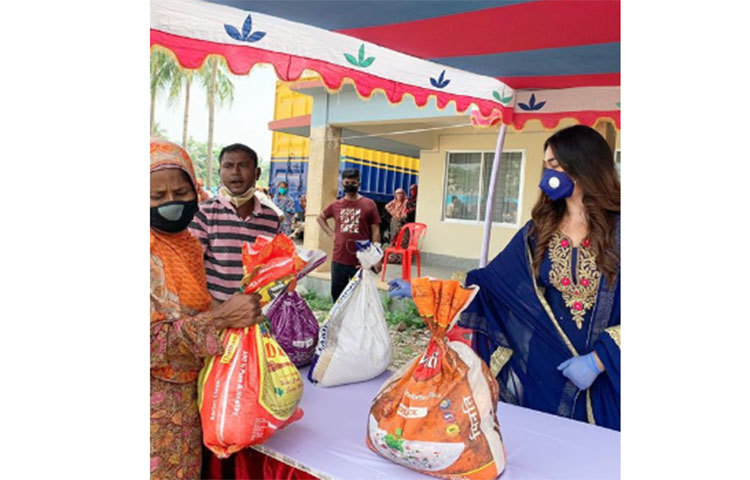 দেশের এই ভয়াবহ সংকটে এভাবে কিছু মানুষের পাশে থাকতে পেরে নিজেকে ভাগ্যবান মনে করছেন পপি।