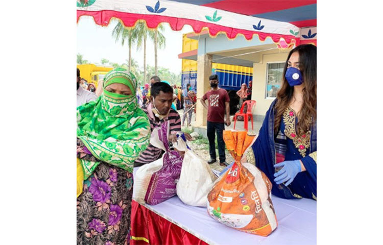 পপি জানান, ১ হাজার এক শ অসচ্ছল মানুষকে চাল, ডাল, তেল, লবণ, আলু, সাবানসহ অন্যান্য নিত্যপ্রয়োজনীয় সামগ্রী তুলে দিয়েছেন।