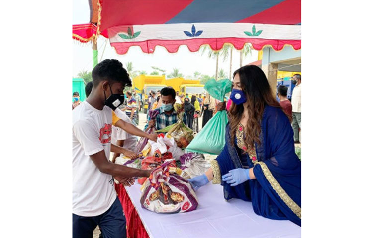 আগেও ৫শ পরিবারকে খাবারের সঙ্গে মাস্ক ও হ্যান্ড স্যানিটাইজার দিয়েছিলেন পপি।