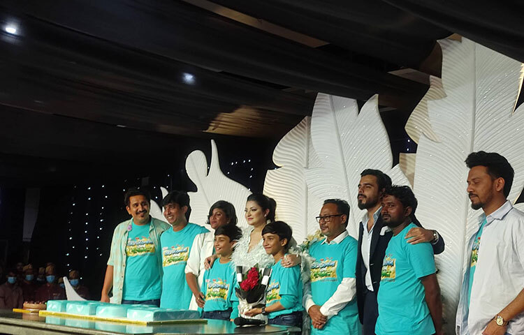 পরীমনি রাত সাড়ে এগারোটার দিকে জন্মদিনের অনুষ্ঠানের মঞ্চে উপস্থিত হলে পরীর শুভাকাঙ্ক্ষিরা শুভ জন্মদিন বলে শুভেচ্ছা জানান। পরীও তার স্বভাবসুলভ মিষ্টি হাসিতে সবার শুভেচ্ছা গ্রহণ করেন। ছবি: মইনুল ইসলাম