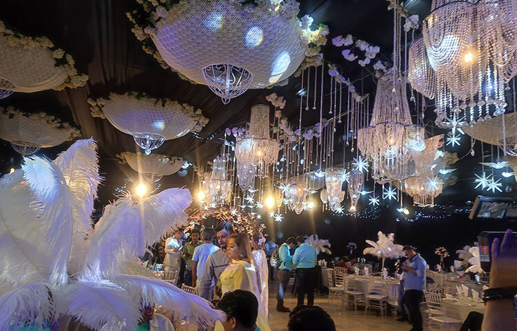 রাজধানীর বসুন্ধরার আন্তর্জাতিক কনভেনশন সেন্টারে পরীর জন্মদিনের অনুষ্ঠান পালন করা হয়। বরাবরের মতো এবারের জন্মদিনের অনুষ্ঠানের ভেন্যুও আকর্ষণীয় সাজে সাজানো হয়। অনুষ্ঠানে পরীর আত্মীয়, শোবিজের সহকর্মী এবং বিভিন্ন গণমাধ্যমের সাংবাদিকরা উপস্থিত ছিলেন। সন্ধ্যা সাতটায় পরীর জন্মদিনের অনুষ্ঠান শুরু হওয়ার কথা থাকলেও বৈরি আবহাওয়ার ফলে তা সম্ভব হয়নি। ছবি: মইনুল ইসলাম