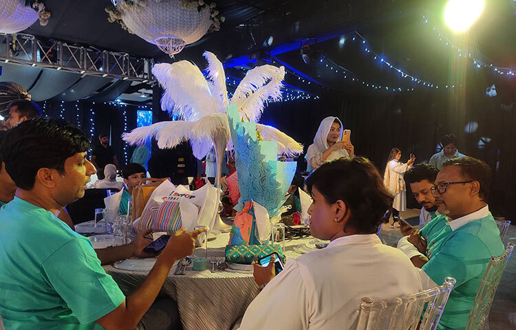 পরীমনির জন্মদিনে আমন্ত্রিত অতিথিদের একাংশ। এর আগে তার জন্মদিনের কয়েকটি অনুষ্ঠানে আমন্ত্রিতদের জন্য ড্রেস কোড নির্ধারণ করে দিয়েছিলেন। ছবি: মইনুল ইসলাম