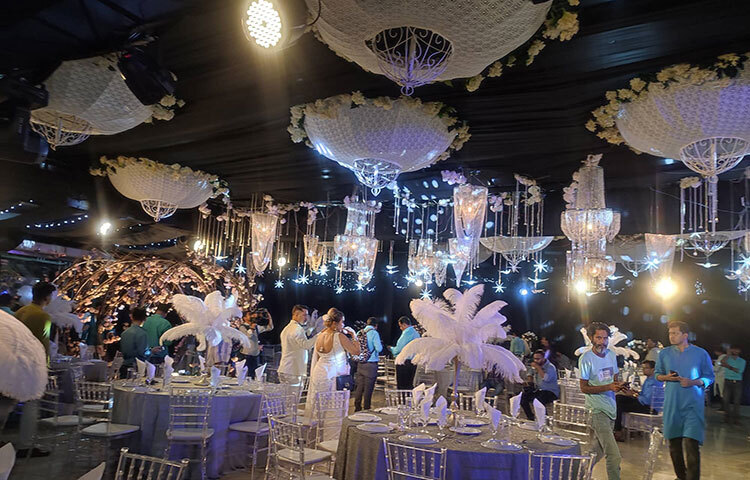 এবারের ড্রেস কোড হিসেবে মেয়েদের জন্য সাদা রং নির্ধারণ করা করেছে। ছেলেদের জন্য অ্যাকোয়া রং। কার্ডে একটি শান্তির পায়রা উড়ছে। সঙ্গে শ্বেত শুভ্র পালক। ছবি: মইনুল ইসলাম