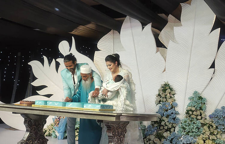 আনন্দঘন পরিবেশে পরীর জন্মদিনের কেক কাটা হচ্ছে। ছবি: মইনুল ইসলাম