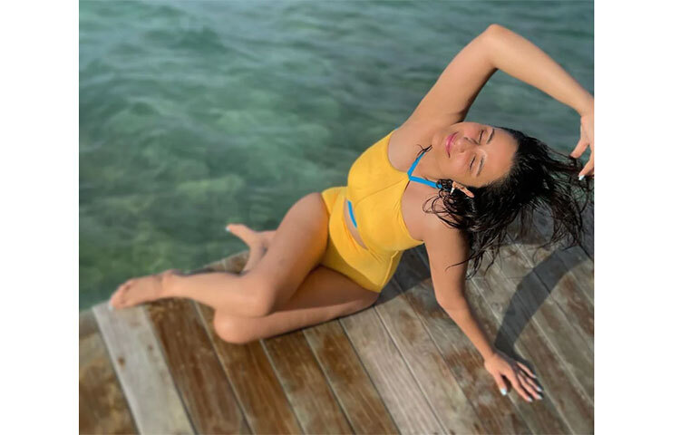 হলুদ বিকিনিতে মলদ্বীপে ছুটি কাটানোর সময়। ছবি: সংগৃহীত