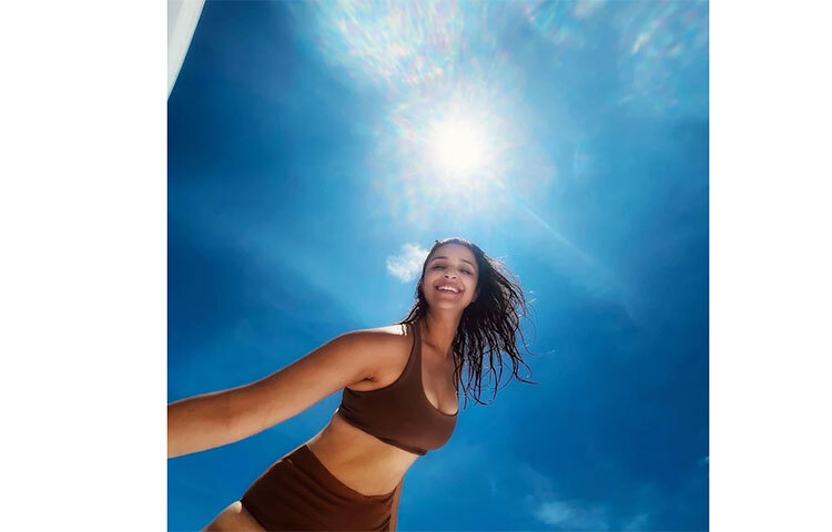 খয়েরি বিকিনিতে সূর্যস্নানে পরিণীতি। ছবি: সংগৃহীত