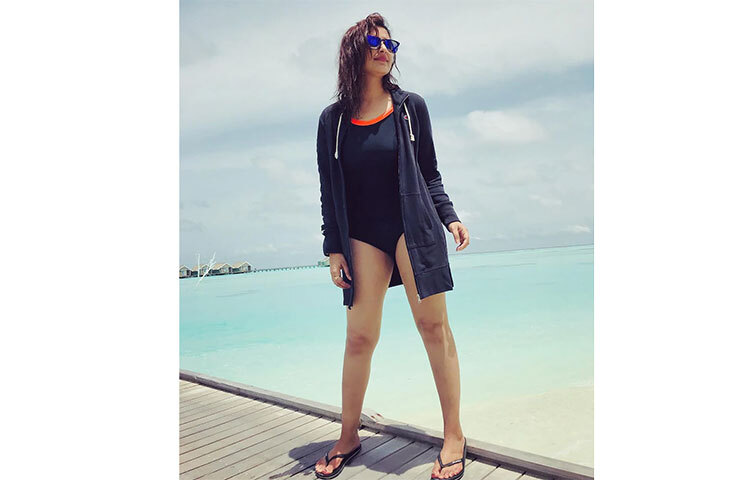 মনোকিনির সঙ্গে জ্যাকেটের ফ্যাশন। ছবি: সংগৃহীত