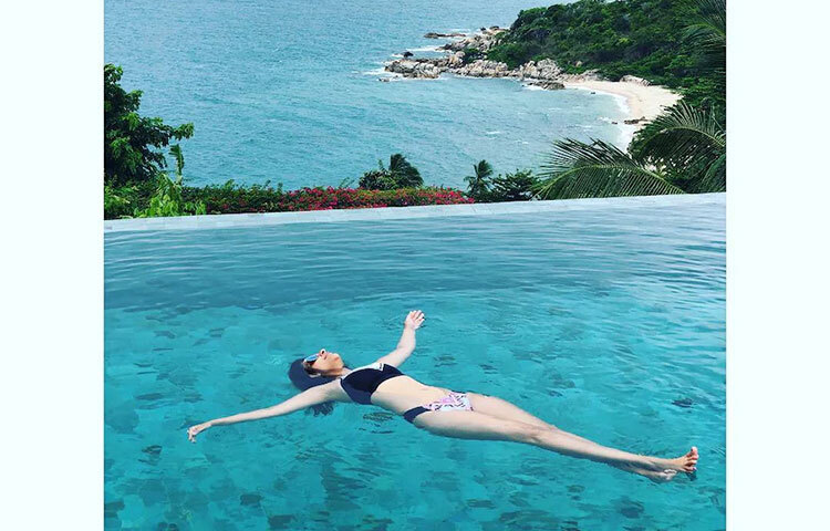 জলে ভেসে ভেসে ছুটির মুডে পরিণীতি। ছবি: সংগৃহীত