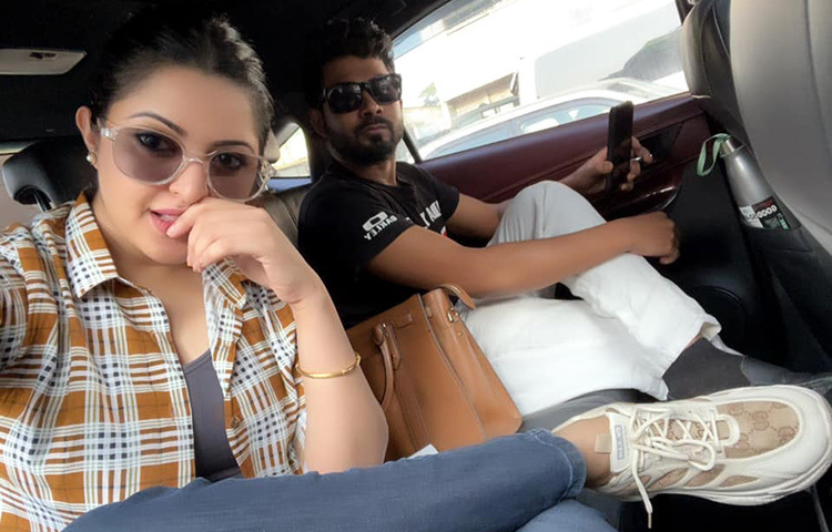 এই ছবি প্রকাশ করে পরীমনি ফেসবুকের ক্যাপশনে লিখেছেন, ‘কোর্টে যাই, উইথ মাই কেস পার্টনারজ’। ছবি: ফেসবুক