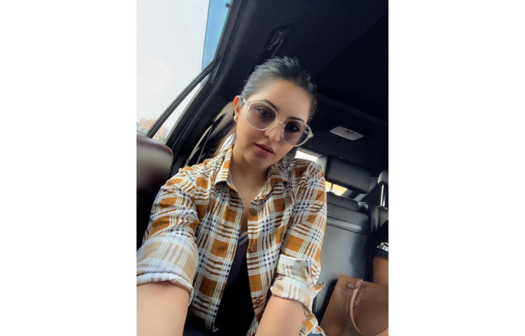 কোর্টে যাওয়ার সময় সেলফিতে পরীমনি। ছবি: ফেসবুক