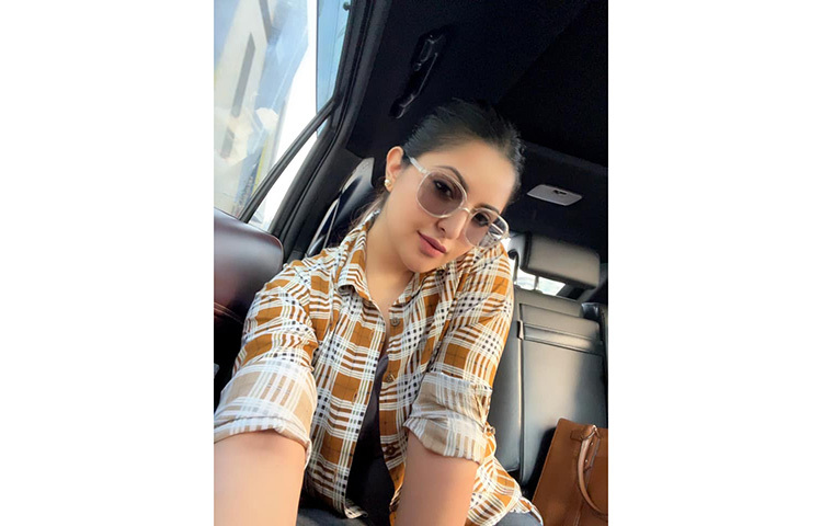 এর আগে সকাল সাড়ে ৯টায় পরীমনি ঢাকা মহানগর দায়রা জজ আদালতে হাজিরা দিতে উপস্থিত হন। এদিন পরীমনিসহ তিনজনের বিরুদ্ধে চার্জশিট আমলে নেওয়ার দিন ধার্য রয়েছে। ছবি: ফেসবুক