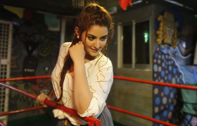 ক্যামেরার সামনে মিষ্টি হাসিতে পরীমনি।