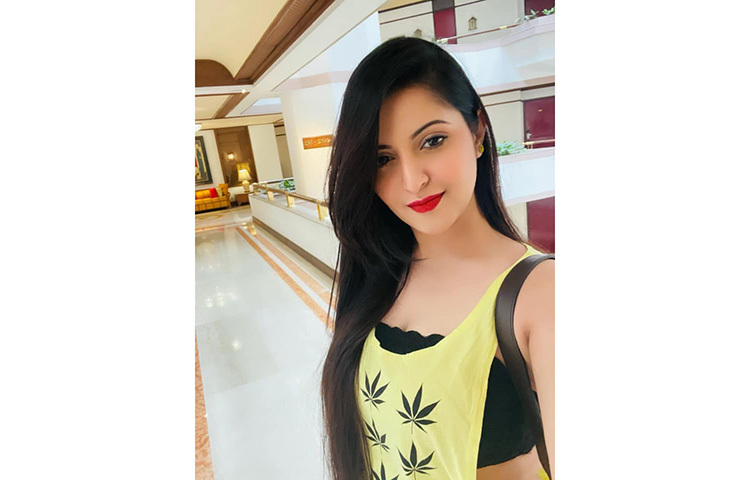 এই ছবি প্রকাশ করে তিনি চেক ইন দিয়েছেন কলকাতার। জানা গেছে, পরীমনি সেখানে চিকিৎসার জন্য গিয়েছেন। ছবি: ফেসবুক