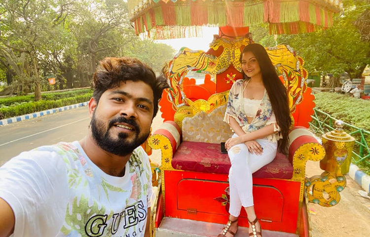 কলকাতার রাস্তায় পরীমনি। ছবি: ফেসবুক