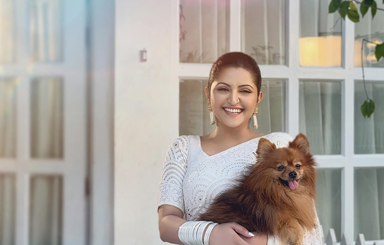 প্রিয় কুকুরকে আদর করছেন পরীমনি। ছবি: ফেসবুক