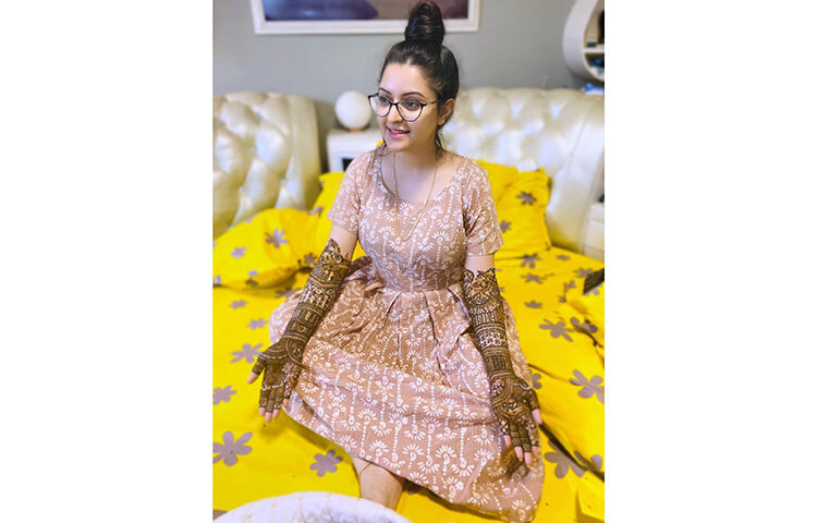 ছবি প্রকাশ করে পরীমনি স্টাট্যাসে লিখেছেন, ‘ঘটা করে কোনো উৎসবে মেহেদি পরা এবারই প্রথম। কাল ঘুম থেকে উঠে মনে হলো আজ দুহাত ভরে মেহেদি পরা যায়! শুটিংয়ের তাড়া নেই। আর সাজুগুজুও করা হয় না কত দিন। তার জন্যে তো এখন নেহা আপুকে চাই। তার সাথে আমার হ্যালো হয়েছিলো আরো চার বছর আগে জিমিকে দিয়ে। সেই থেকে মেহেদি পরবো পরবো করে এই আজ পরতে পারলাম!’ ছবি: ফেসবুক