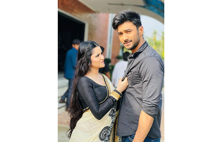 দর্শকদের ভালোবাসা জানিয়ে এ ছবি ফেসবুকে পোস্ট করেছেন পরীমনি। পরীর সঙ্গে রয়েছেন তার ‘মুখোশ’ ছবির নায়ক রোশান। ছবি: ফেসবুক