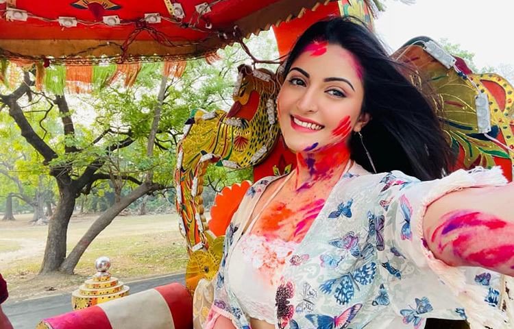 নানান রঙে মেতেছেন পরীমনি। ছবি: ফেসবুক